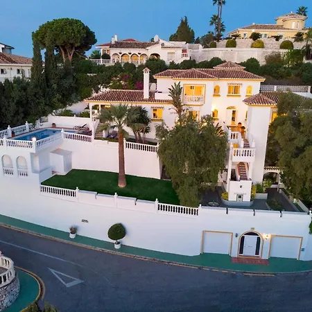 Large Family 500m From With Stunning Views