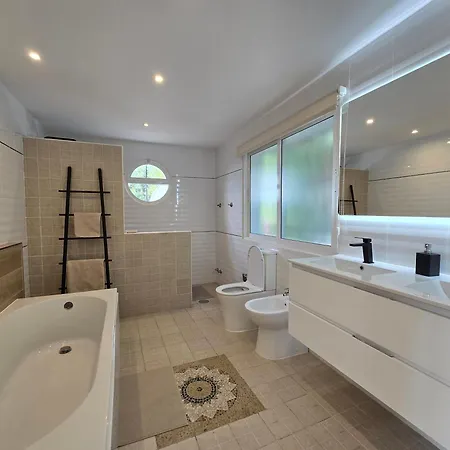 Large Family 500m From With Stunning Views