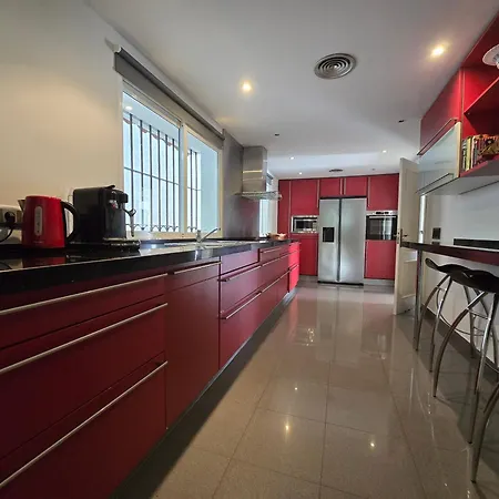 Large Family 500m From With Stunning Views *